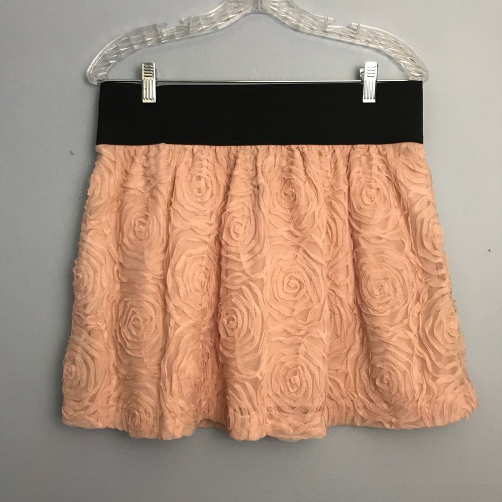 Beautiful raised Rose Pink Detailed Skirt size L